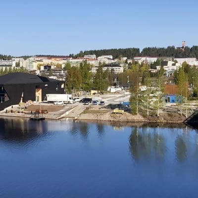 Jyväskylän satama kuvattuna Kuokkalan sillalta päin. Kuvassa muun muassa valmistuvassa oleva saunaravintolarakennus. 