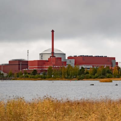 Kärnkraftverket Olkiluoto 3 fotograferat från andra sidan viken så att Euraåminne syns.