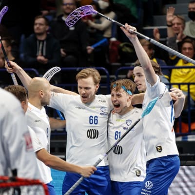 Suomen pelaajat tuulettavat maalia MM-välierässä.