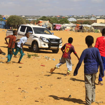 pojkar spelar fotboll på flyktingläger i mogadishu