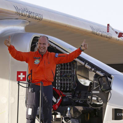 Schweisiske piloten Bertrand Piccard firar att han korsat Atlanten med det soldrivna panet Solar Impulse 2 på flygplatsen i Sevilla i Spanien på morgonen den 23 juni 2016.