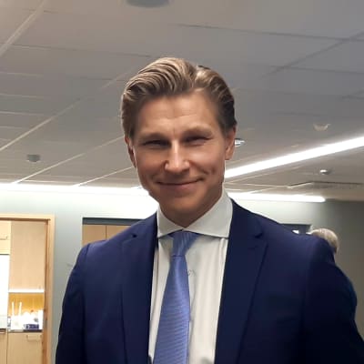 Mäntyharjulainen kansanedustaja Antti Häkkänen hymyilee kameralle Kisalan avajaisissa.