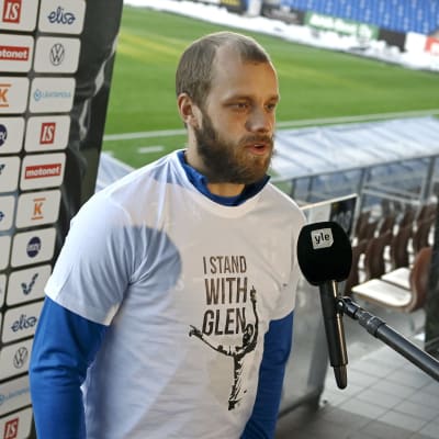 Teemu Pukki ger intervjuer före VM-kvalmatchen mot Bosnien och Hercegovina.