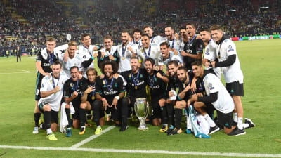 Real Madrid firar seger på gräset i Skopje.