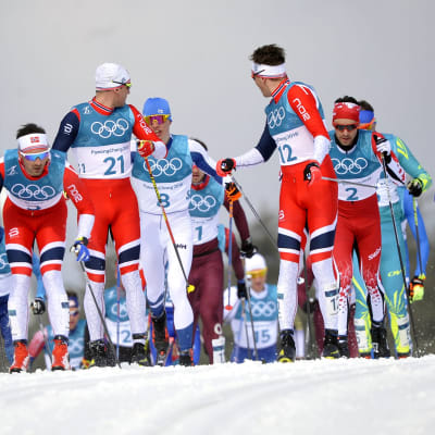 Miesten 50 kilometrin hiihto Korean olympialaisissa. Norjalaiset jonon keulilla.