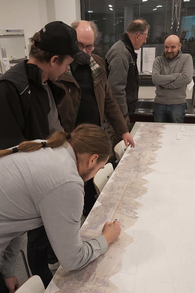 Man gör anteckningar på en planeringskarta över gång- och cykelvägsprojekt.