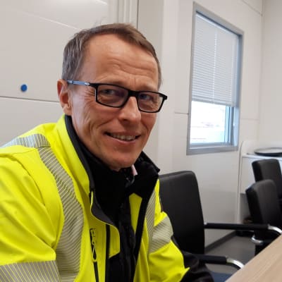 Osuuskunta Maitomaan toimitusjohtaja Markku Iivonen istuu neuvotteluhuoneessa.