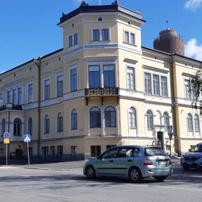 Vaasan hallintotalo kesällä. 