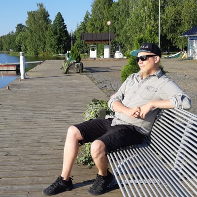 Kangasniemen nuorisosihteeri Henri Hokkanen Kangasniemen rantatorilla.