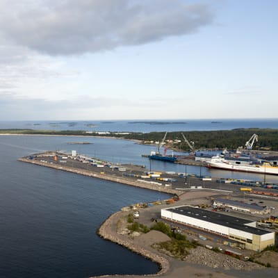 En flygbild över Hangö där Västra hamnen, Tullstranden och Tulludden syns.