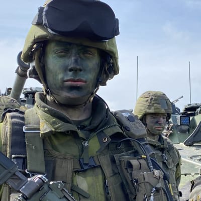 Delltagare i det simulerade pansarslaget på Rinkaby övningsfält i Skåne under övningen Aurora 23.