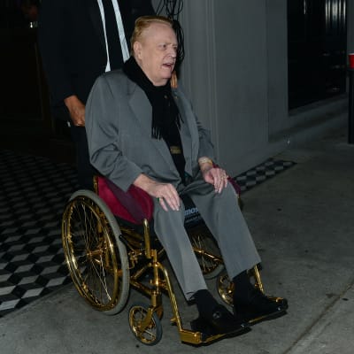 Larry Flynt sitter i en guldfärgad rullstol.