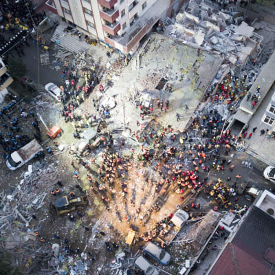 Drönarbild över området i Istanbul där ett  höghus kollapsade och gick i spillror.