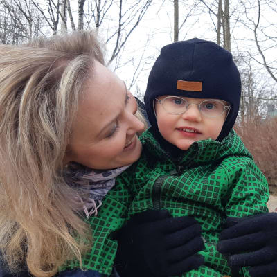 Cecilia Montén med sin son Frej Lemström i en lekpark.