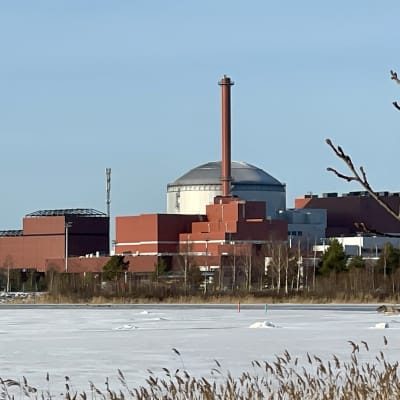 Olkiluodon kolmos Reaktori ulkoa meren vastarannalta kuvattuna talvella.