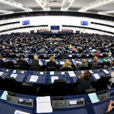 Laajakuva Euroopan parlamentin istuntosalista Strasbourgista