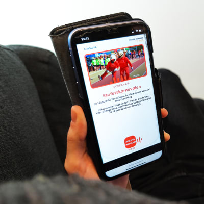 Person donerar prat på webbsidan doneraprat.fi