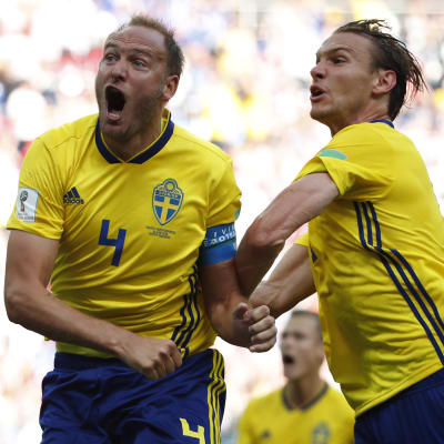 Andreas Granqvist och Albin Ekdal jublar