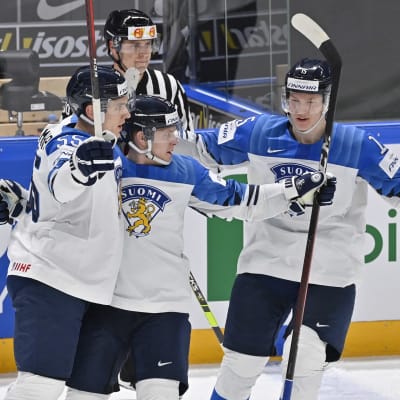 Finlands spelare jublar i grupp över ett mål.