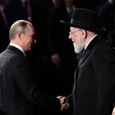 Vladimir Putin kättelee rabbi Meir Lauta.