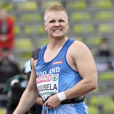 Toni Kuusela irvistää.