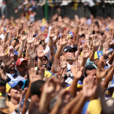 Folkmassor lyssnar till Juan Guaido i Caracas, andra februari 2019. 
