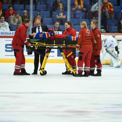 Pekka Jormakka bärs ut på bår, Jokerit-Metallurg Novokuznetsk, hösten 2016.
