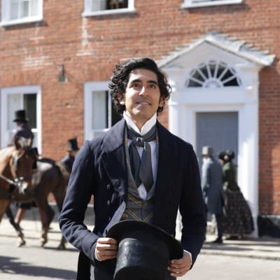 På bilden syns skådespelaren Dev Patel i rollen som David Copperfield. 