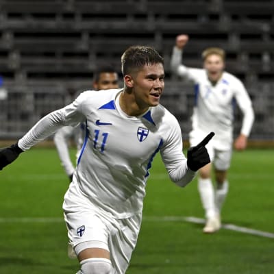 Eetu Mömmö firar sitt mål i matchen mot Estland.