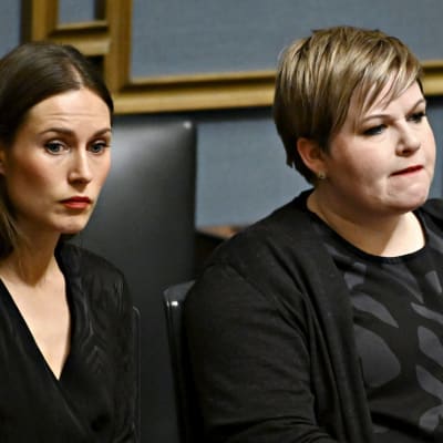 Pääministeri Sanna Marin ja valtiovarainministeri Annika Saarikko eduskunnan täysistunnossa Helsingissä 7. joulukuuta 2022. 