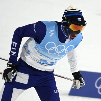 Ilkka Herola hade klätt på sig varmt till skidmomentet i den andra individuella tävlingen i OS i Peking.