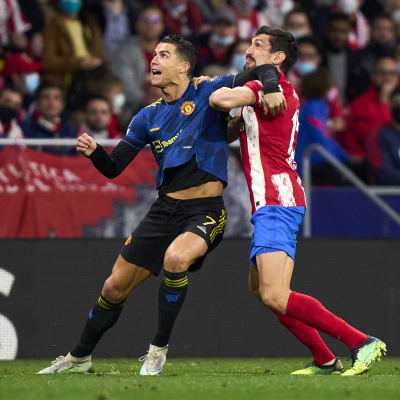 Atletico Madridin Stefan Savic yrittää pitää Unitedin Cristiano Ronaldon aisoissa avausosassa 23.2. 2022
