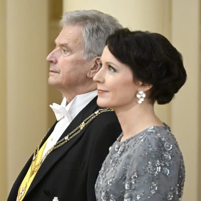 Tasavallan presidentti Sauli Niinistö ja Rouva Jenni Haukio Linnan juhlissa itsenäisyyspäivänä Helsingissä 6. joulukuuta 2022.