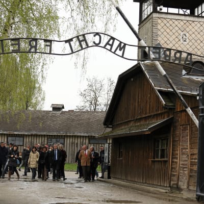 Etelä-Puolan Auschwitzin keskitysleirin kuuluisa Arbeit macht frei -kyltti.