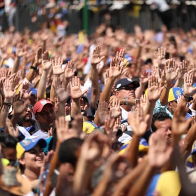 Folkmassor lyssnar till Juan Guaido i Caracas, andra februari 2019. 