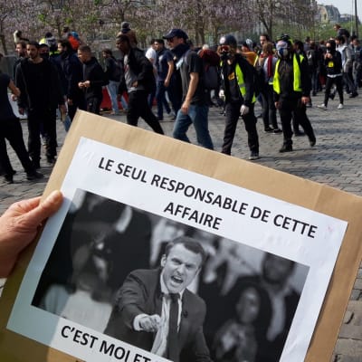 På bilden syns President Macron. På den står att "Den ende som är ansvarig för detta, det är jag.