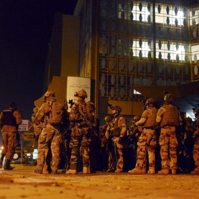 Franska soldater utanför hotell Splendid i Ouagadougou under AQIM-attack