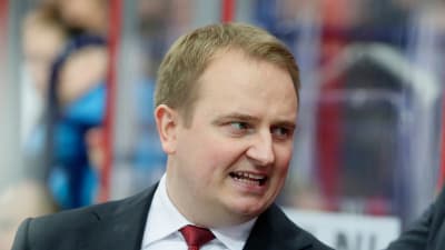 Tomi Lämsä talar med Erkka Westerlund.
