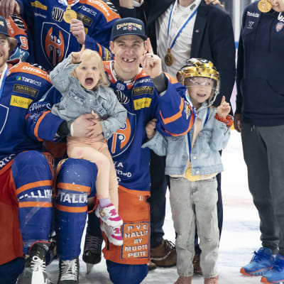 Jori Lehterä otti lapsensa mukaan joukkuekuvaan.