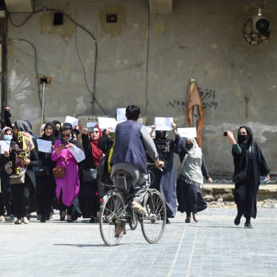 Afghanska kvinnor protesterar i Kabul.