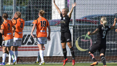 Adelina Engman jublar över mål för Göteborg.