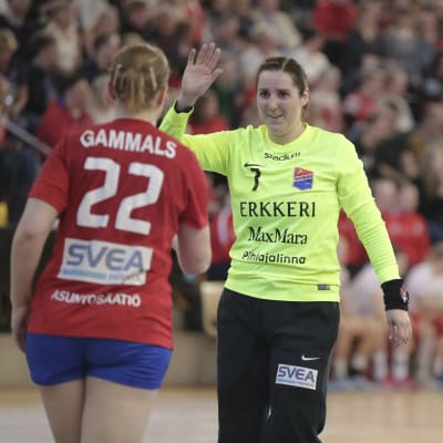 Dickenspelarna Gammals, Koskinen och Salokivi under handbollsfinalerna 2018.
