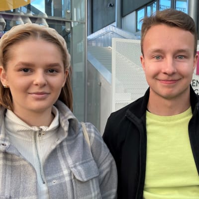 Opiskelija Saara Säkäjärvi ja hänen opiskelijatoverinsa seisovat Iso-Kristiinan ostoskeskuksessa.