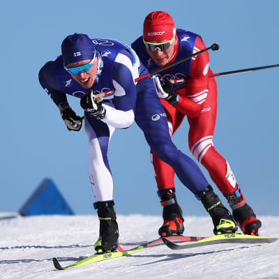 Iivo Niskanen ja Aleksandr Bolshunov hiihtävät peräkkäin.