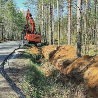 Sähköverkkoa parannetaan vauhdilla eri puolilla Suomea. viemällä kaapeli maan alle.