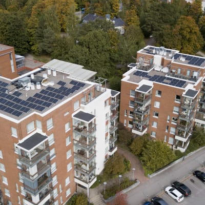 Aurinkopaneeleja ja poistoilman lämmön talteenottolaitteita 6- ja 7-kerroksisten kerrostalojen katoilla.
