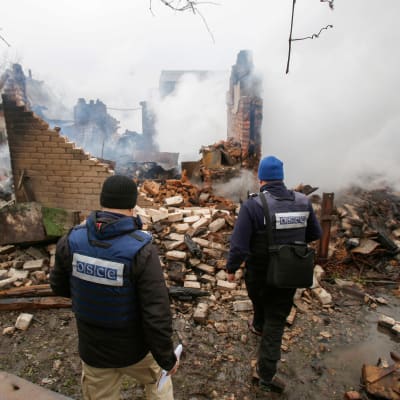 OSSE-observatörer inspekterar en förstörd byggnad i Avdiivka 25.2.2017