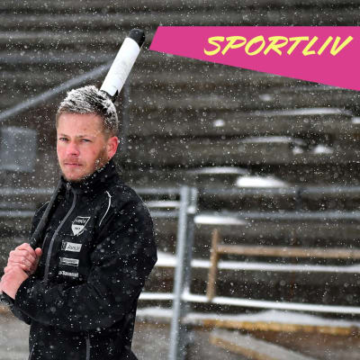 Alexander Saloranta med ett bobollsträ i handen.