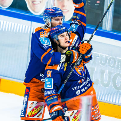 Petteri Puhakka firar mål.
