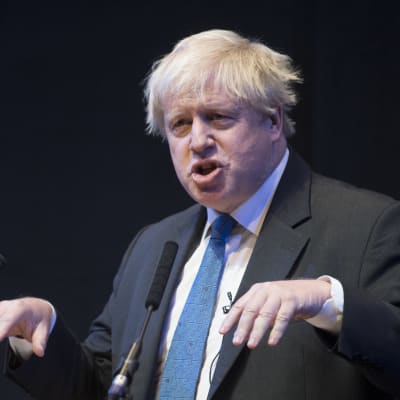 Boris Johnson kritiserar Theresa May under Torie-partiets konferens i Birmingham.